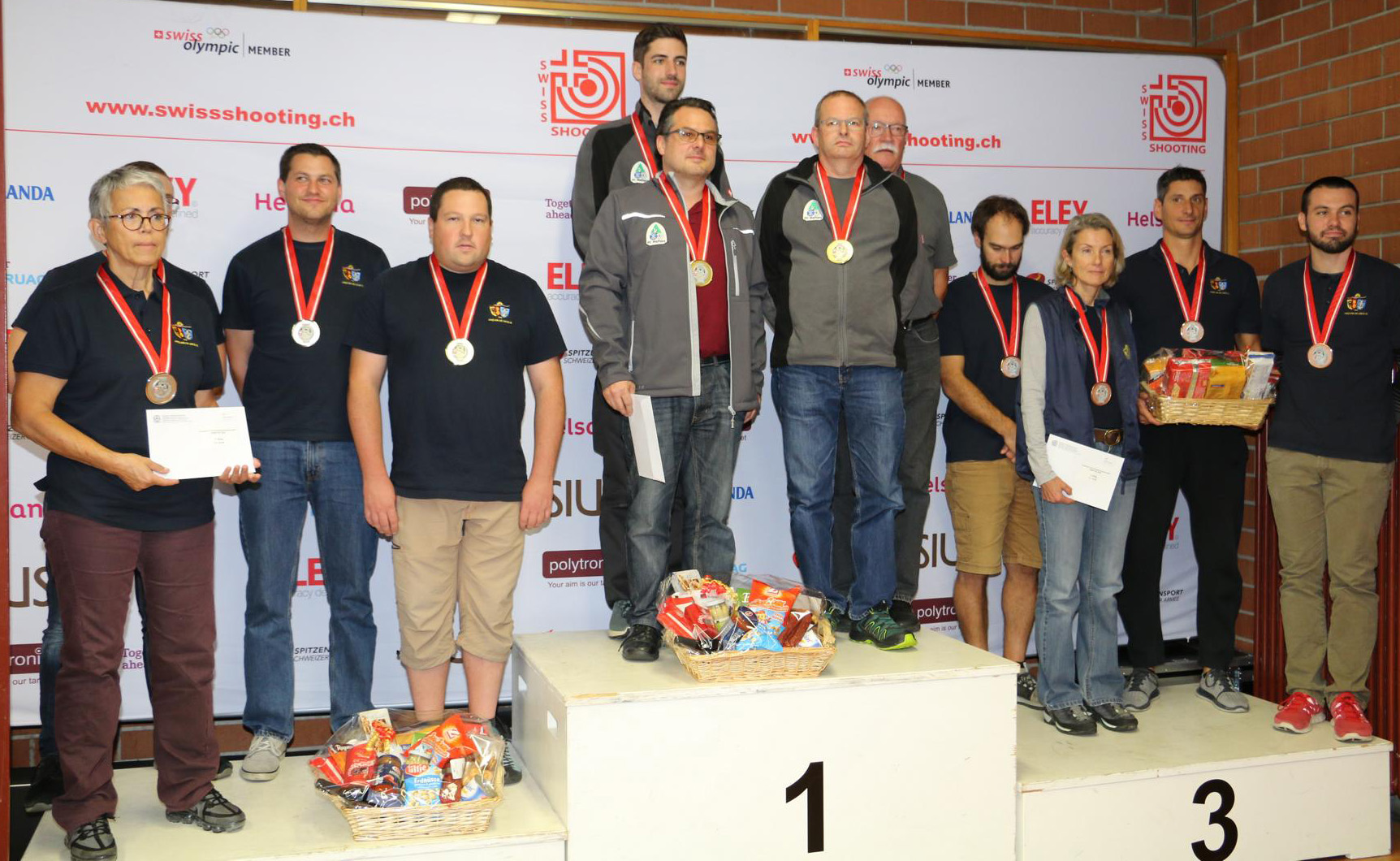 Die siegreiche Gruppe aus Malters flankiert von den beiden Teams aus Genf auf den Ehrenplätzen.