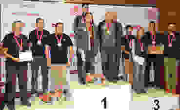Podest Final SGM P25m 2020.jpg Die siegreiche Gruppe aus Malters flankiert von den beiden Teams aus Genf auf den Ehrenplätzen.