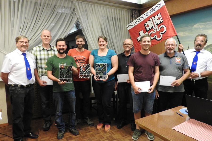 Die Gewinner der Spezialauszeichnung für top Resultate an mindestens 15 Rütlischiessen (v.l.): Präsident Rolf Amstad, Markus Stebler, Martin Liem, Pirmin Käslin, Astrid Flury, Anton Barmettler, Tobias Truttmann, Theo Ambauen, Vorstandsmitglied Alois Barmettler