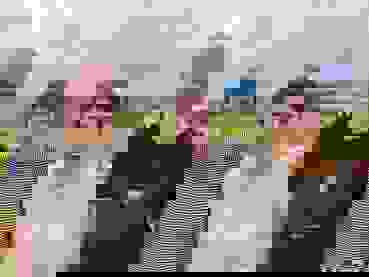 240530 Monikamaurer Bruder Ernst Neuenschwander (links), Mutter Monika und Tochter Carol Maurer das Podest im Königsausstich beim Eidgenössischen Feldschiessen in Epsach familienintern besetzt.