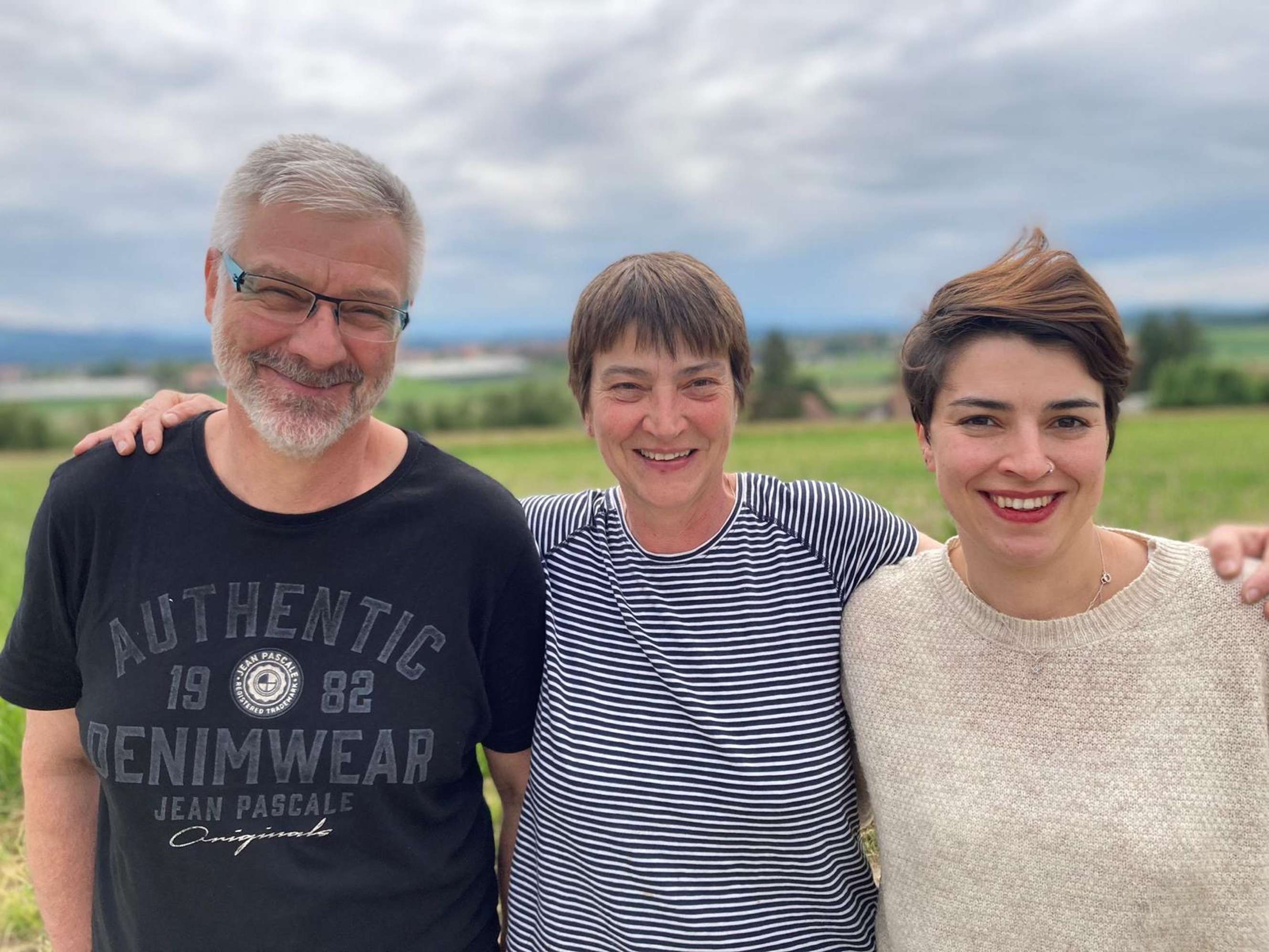 Bruder Ernst Neuenschwander (links), Mutter Monika und Tochter Carol Maurer das Podest im Königsausstich beim Eidgenössischen Feldschiessen in Epsach familienintern besetzt.