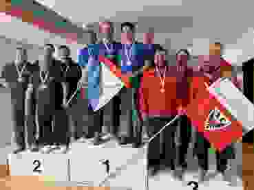 image00010.JPG Siegerehrung bei der Elite: Die Zürcher freuen sich über die Goldmedaille, daneben die Genfer mit Silber und die Gruppe aus Lausanne mit Bronze.