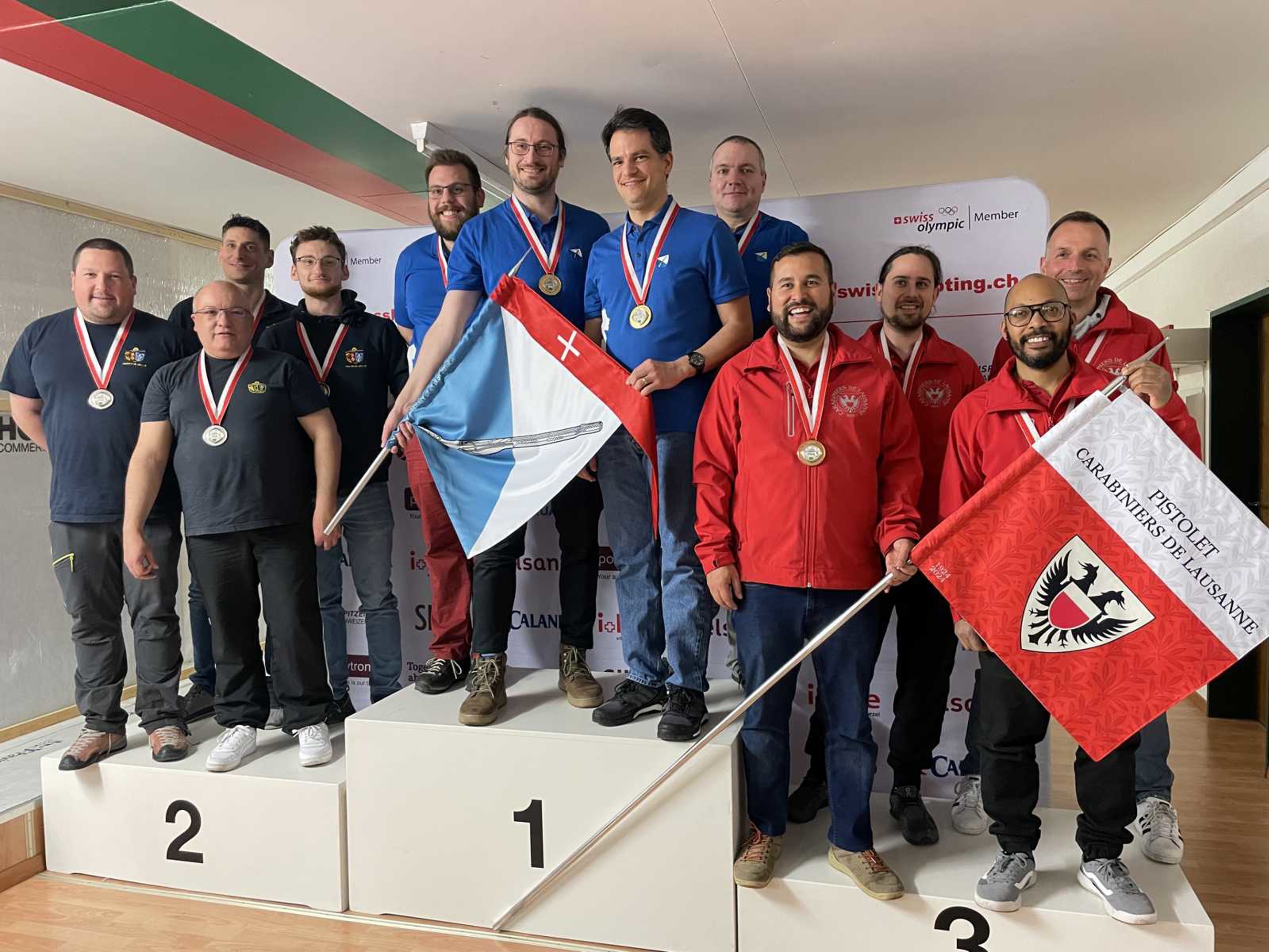 Siegerehrung bei der Elite: Die Zürcher freuen sich über die Goldmedaille, daneben die Genfer mit Silber und die Gruppe aus Lausanne mit Bronze.