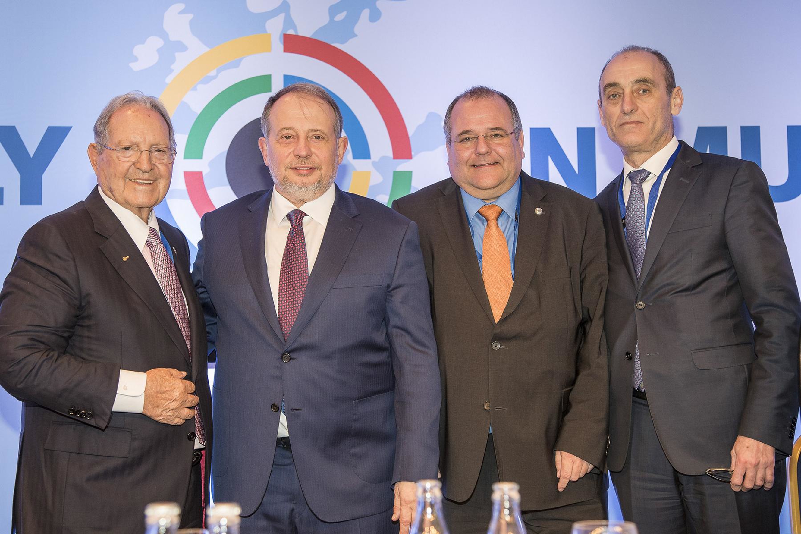 An der 68. ISSF-Generalversammlung in München wählten die Delegierten das neue Führungsduo. Olegario Vázquez Raña (links) gab sein Präsidentenamt nach 38 Jahren an Vladimir Lisin (2. von links) ab. Neuer Generalsekretär ist Alexander Ratner (rechts), der Franz Schreiber (2. von rechts) ablöst.