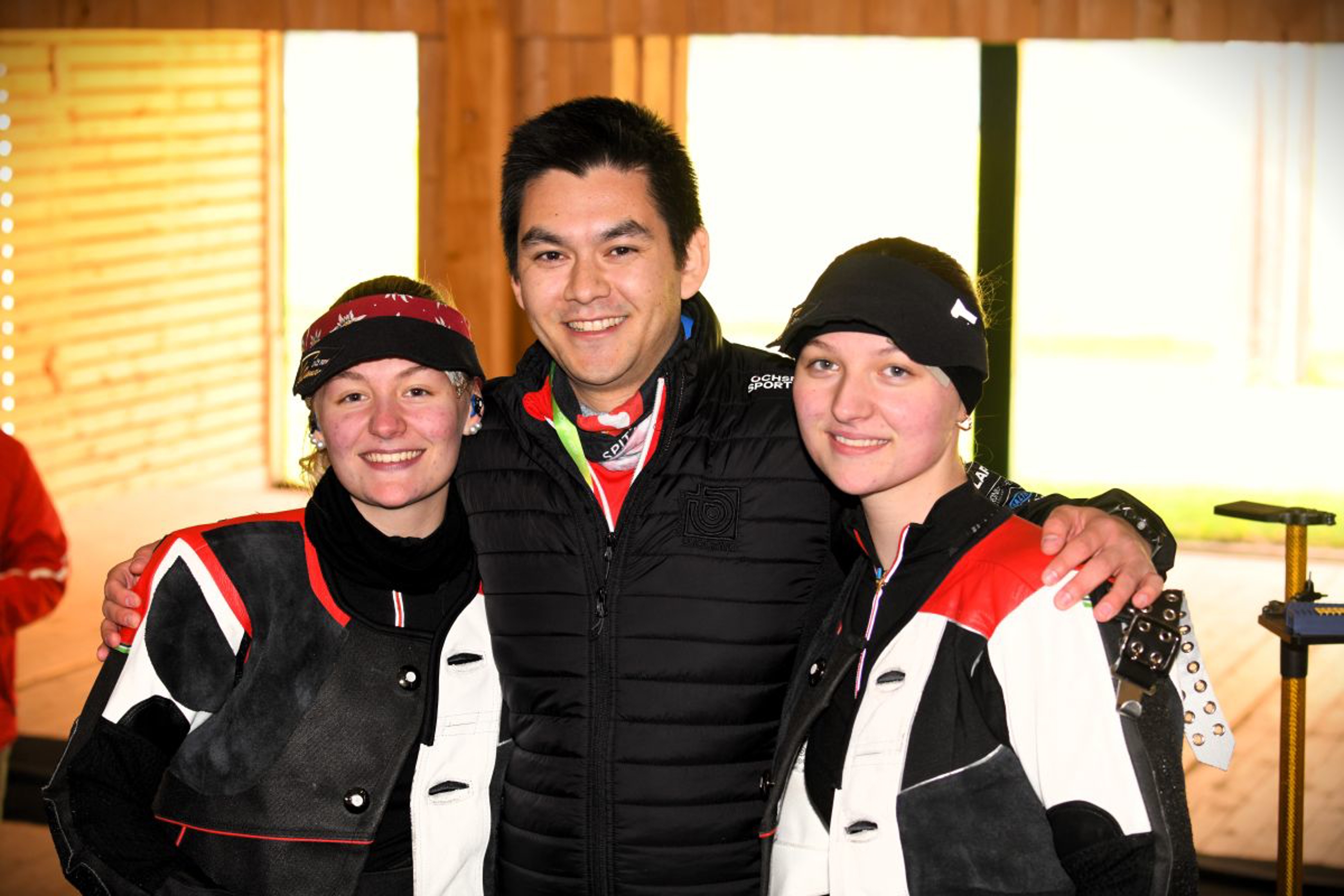 Vivien und Emely Jäggi mit ihrem stolzen Trainer Jan Hollenweger. (Bild: Jürgen Heise)
